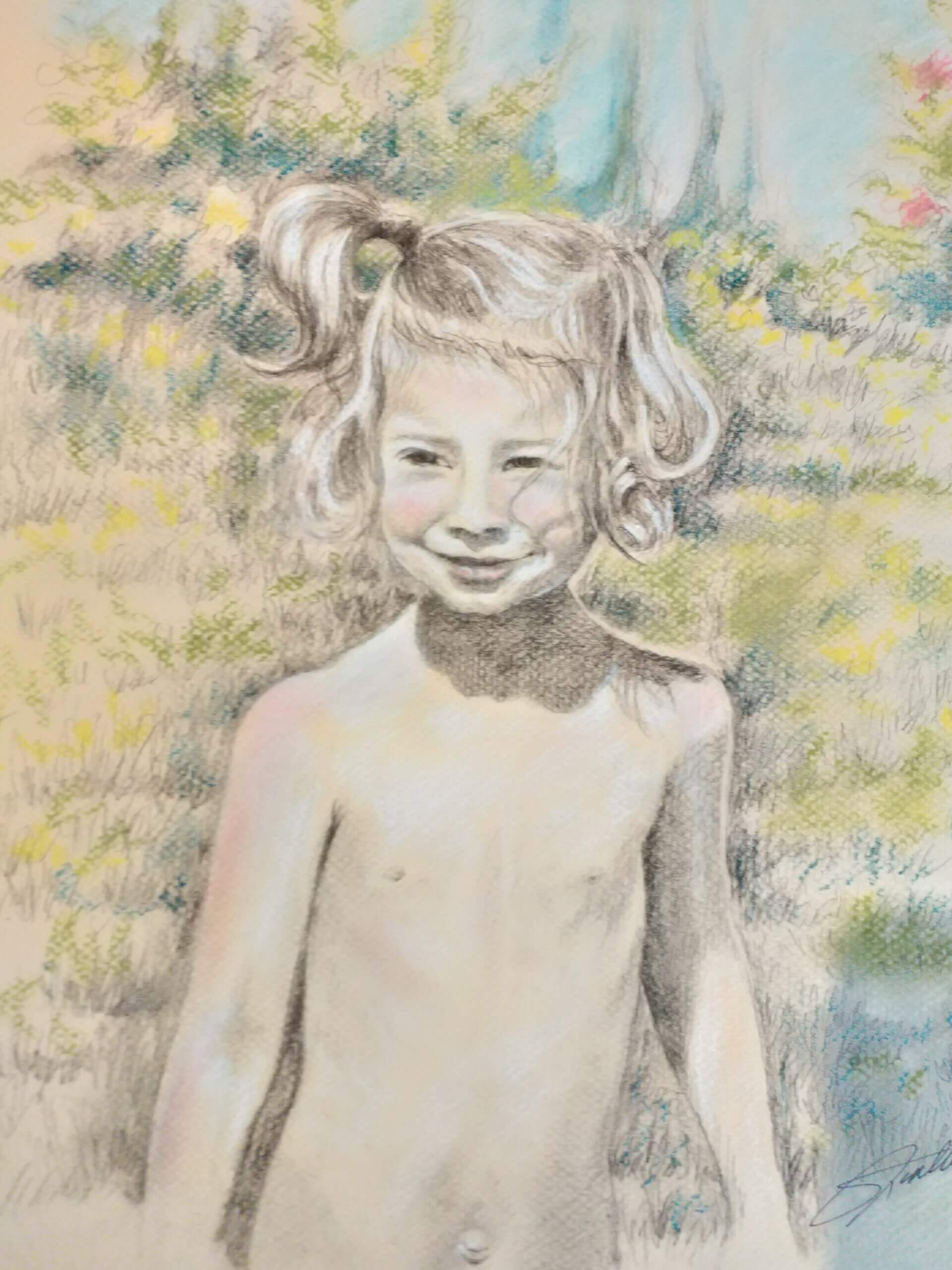 portrait fillette crayon et pastel sec, en plan américain, mix nuances de gris et couleurs pâles. Arrière-plan jardin. par Rosana Illustration