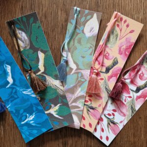 Photo de cinq marque-pages Rosana Illustration, motif de roses en cinq versions colorées (bleu, vert, jade, orangé et rose vif)