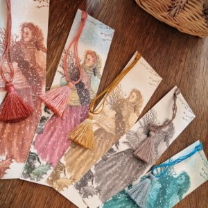 Photo de cinq marque-page Rosana Illustration, modèle "Fagot de bois", représentant une femme emmitouflée, dans la neige, portant du bois pour le feu"