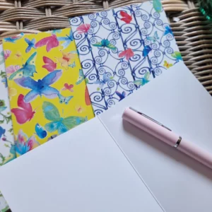 Trois cartes format A6 pliées, décorées de motifs variés avec des papillons