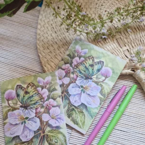 Carte A6 décorée de fleurs de pommiers et d'un grand papillon vert et or posé sur une des fleurs, d'après une aquarelle originale de Rosana Illustration