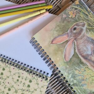 Carnet de note à spirale metallique noire de 80 pages blanches avec une couverture représentant un lapin peint à l'aquarelle